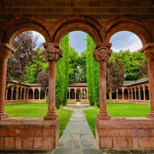 Parque del Valira y claustro moderno